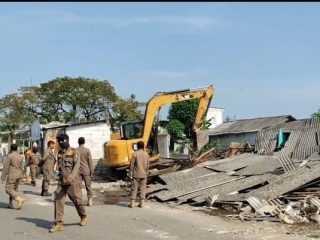 Mau Dipakai Program Ketahanan Pangan, 194 Bangunan Liar di Bantaran Sungai Cidurian Sindang Jaya Diratakan