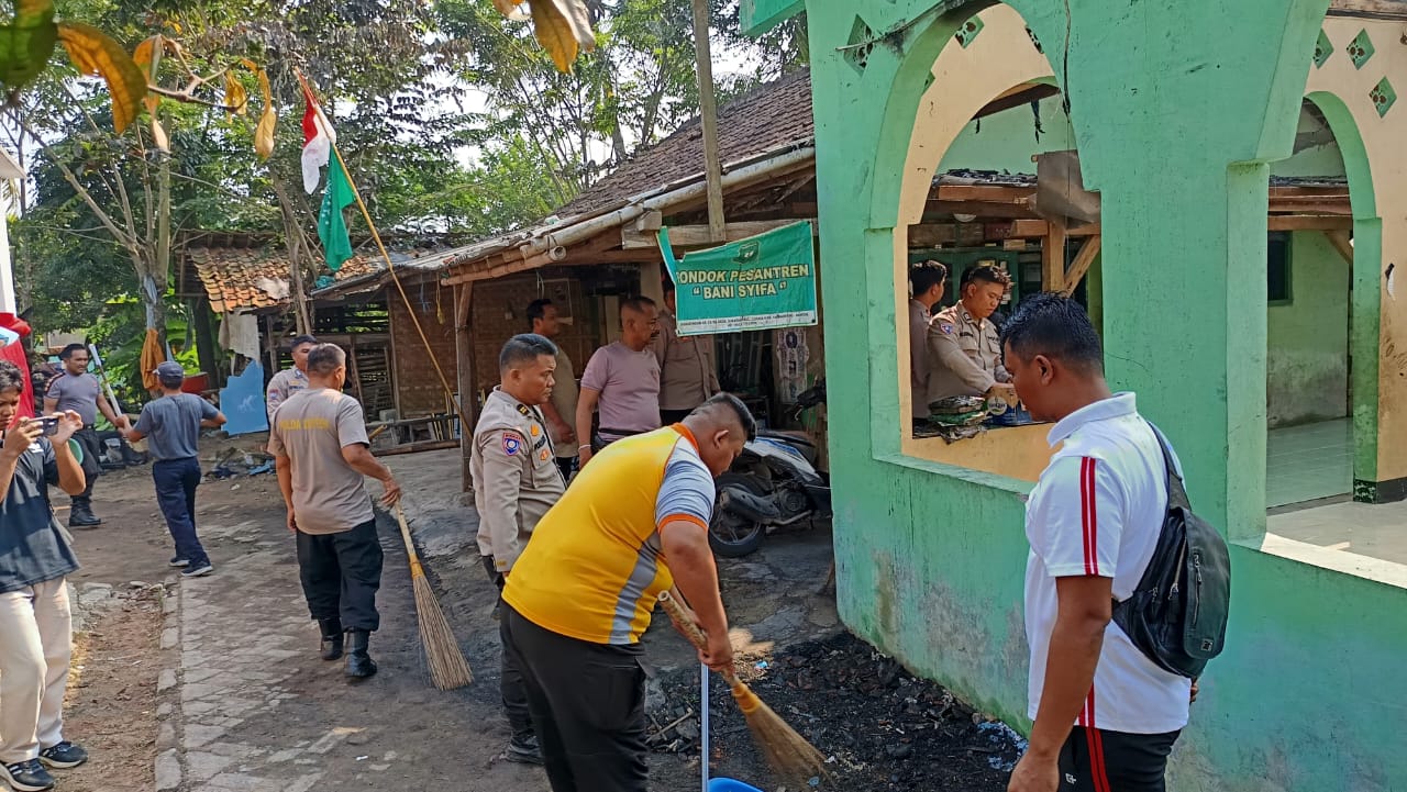 Polsek Cisoka Gelar Kerja Bakti di Ponpes Bani Syifa. (Ilmu Padi)