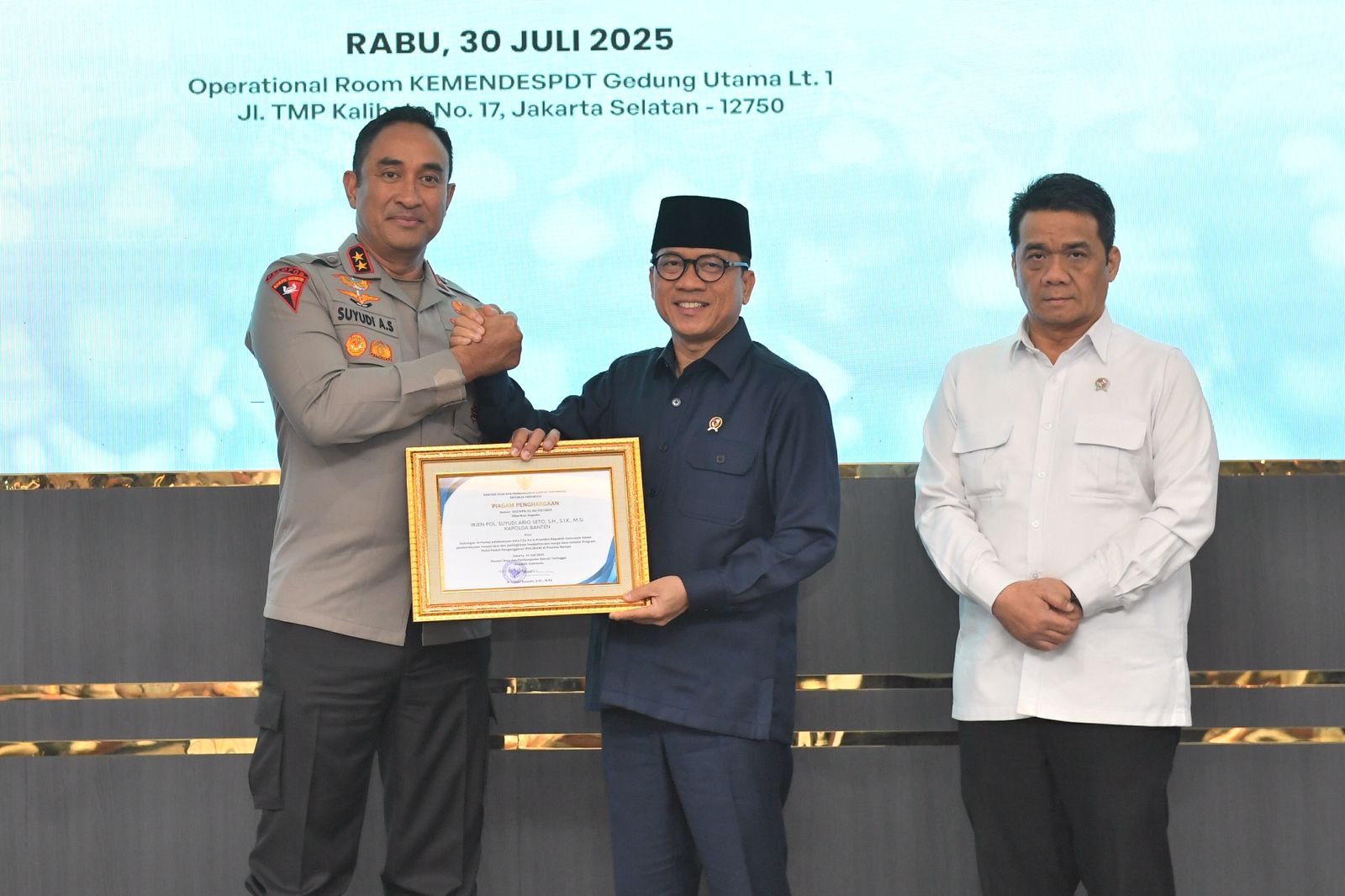 Kapolda Banten Irjen Pol. Suyudi Ario Seto, bersama jajaran menerima penghargaan dari Kementerian Desa dan Pembangunan Daerah Tertinggal (Kemendes PDT) atas kontribusinya dalam pengembangan program Polisi Peduli Pengangguran atau Poliran.