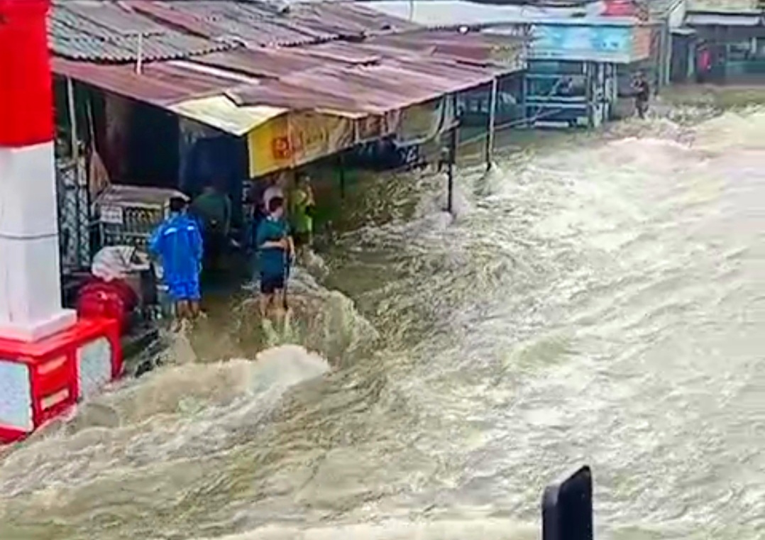 Banjir masih terjadi di perumahan Ciledug Indah 1, Kota Tangerang, Akibat Hujan Deras.