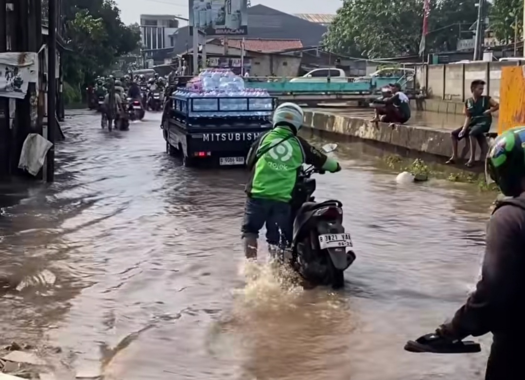 Banjir Melanda Sejumlah Wilayah di Tangerang Akibat Hujan Deras dan Luapan Kali Angke.