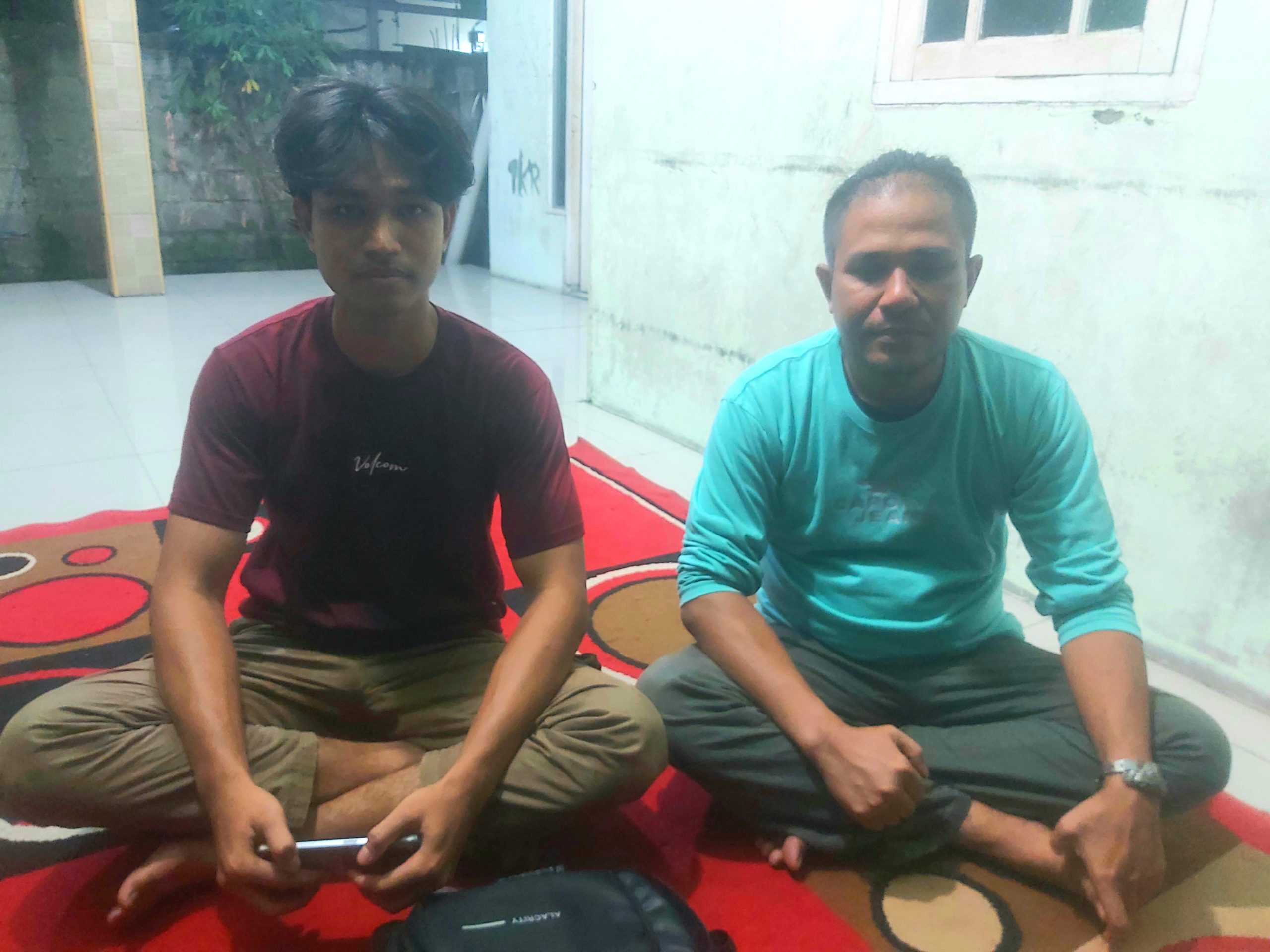 Sudiman (kanan) dan anaknya (kiri) saat ditemui SBN Grup di rumagnya. (rfh)