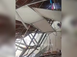 Tangkap layar video amatir atap ruang kelas di SDN 2 Kedung Dalam, Kecamatan Mauk, Kabupaten Tangerang ambruk. (Ist)