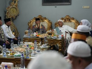Kapolri Jenderal Listyo Sigit Prabowo bersilaturahmi ke Pondok Pesantren (Ponpes) Al-Hamidy Banyuanyar, Pamekasan, Jawa Timur.