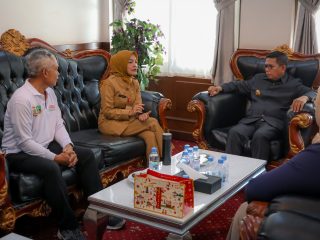 Gubernur Banten Andra Soni meminta rumah sakit Pemerintah Provinsi Banten terus meningkatkan pelayanan kesehatan
