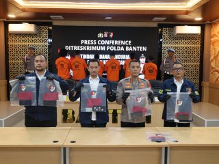 Ditreskrimum Polda Banten berhasil mengungkap kasus tindak pidana pencurian dengan kekerasan yang dialami supir dan kenek truk yang mengangkut solar seberat 14 kiloliter.