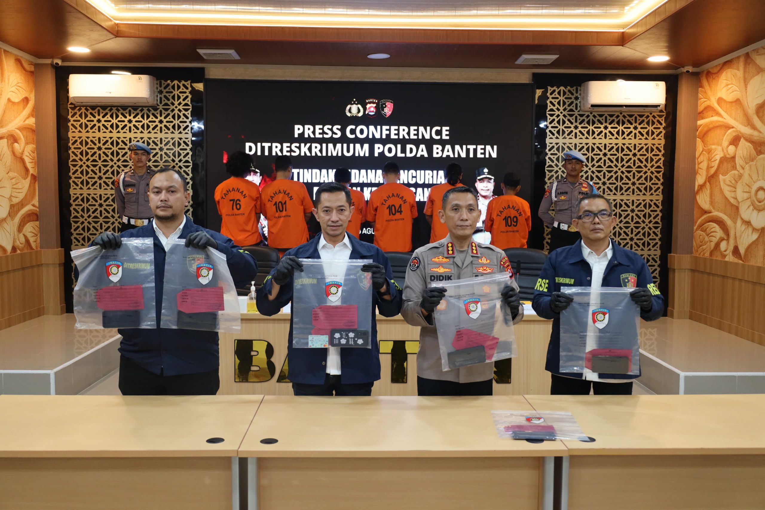Ditreskrimum Polda Banten berhasil mengungkap kasus tindak pidana pencurian dengan kekerasan yang dialami supir dan kenek truk yang mengangkut solar seberat 14 kiloliter.