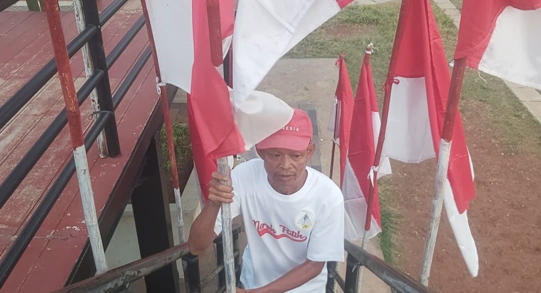 Kimpo, warga keturunan Tionghoa punya jiwa nasionalis yang patut diacungi jempol dengan mengibarkan 3.025 bendera Merah Putih menjelang hari kemerdekaan Republik Indonesia ke-80.
