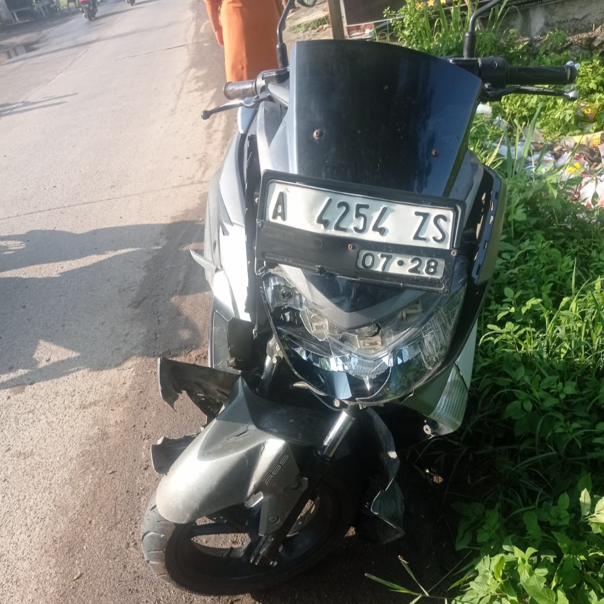 Kondisi sepeda motor Nmax milik salah satu korban kecelakaan lalu lintas di Jalan Aria Wangsakara, Sodong Tigaraksa, pada Rabu (13/8/2025)