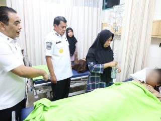 Bupati Tangerang Maesyal Rasyid saat mengunjungi siswa SDN 2 Kedung Dalam Mauk korban atap ruang kelas ambruk. (rls)