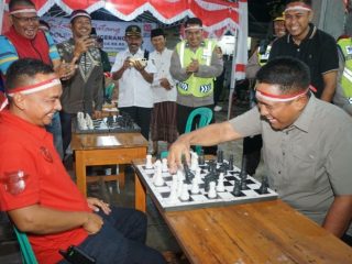Ngariung Bareng Warga, Kapolresta Tangerang 'Tumbangkan' Ketua RW dalam Duel Panas Catur