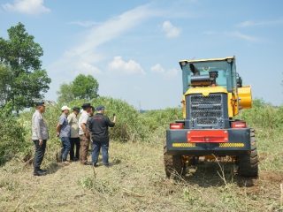 Kapolresta Tangerang Dampingi Aslog Kapolri Simulasi Alat Land Clearing di Lahan Ketahanan Pangan