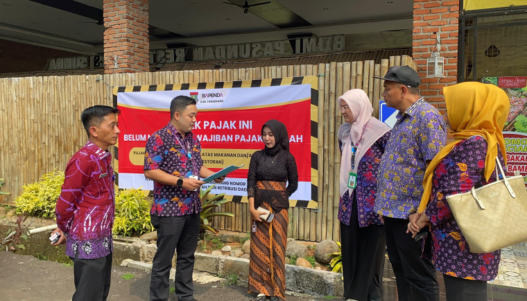 Petugas pajak dari Bapenda Kabupaten Tangerang saat menagih pajak ke Restoran Danau Abah Cisauk.