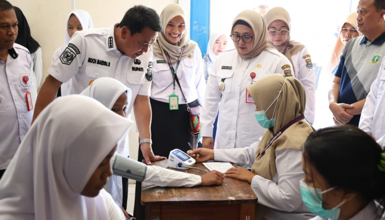 Bupati dan Wakil Bupati Tangerang Maesyal Rasyid dan Intan Nurul Hikmah saat meluncurkan program cek kesehatan gratis bagi anak usia sekolah di SMKN 4 Kabupaten Tangerang. (rfh)