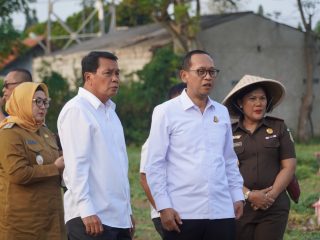 Program Jaga Desa, Jamintel dan Bupati Panen Bawang Merah di Sepatan Timur