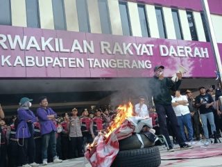 Gelar Aksi, Mahasiswa Bakar Ban dan Coret Tembok DPRD Kab Tangerang