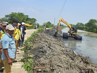 Tekan Potensi Banjir, UPTD SDA Wilayah V Keruk Sedimentasi Sungai Cileles Mauk
