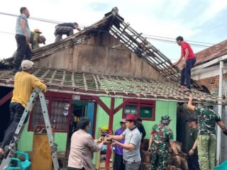 Angin Kencang dan Hujan Deras Hantam Atap Rumah Warga, Lurah Meong Pimpin Perbaikan