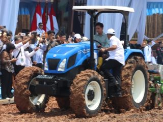 Wapres Gibran ke Tigaraksa, Naik Traktor Hingga Tebar 80 Ribu Bibit Ikan Nila