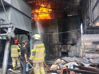 Tempat Penyulingan Oli di Pasar Kemis Ludes Terbakar