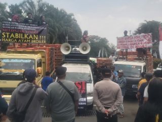 Pedagang Ayam Demo di Kantor Bupati Tangerang, Minta Pemkab Stabilkan Harga
