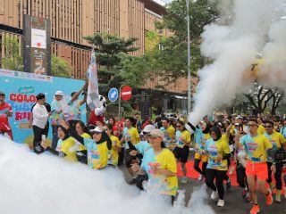 Ramaikan HUT ke-17 Tangsel, Ribuan Peserta Meriahkan Tangsel Color and Bubble Run 2025