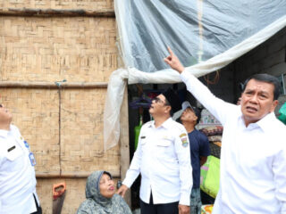 Bupati Maesyal Rasyid Tinjau Rumah Warga yang Ambruk Diterjang Hujan Angin di Kresek