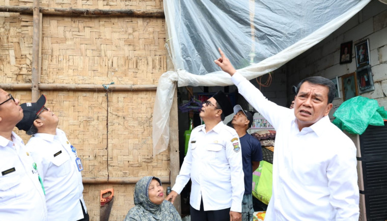 Bupati Maesyal Rasyid Tinjau Rumah Warga yang Ambruk Diterjang Hujan Angin di Kresek