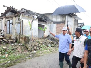 Bupati Tangerang Tinjau Dampak Puting Beliung di Solear, 103 Rumah Warga Rusak