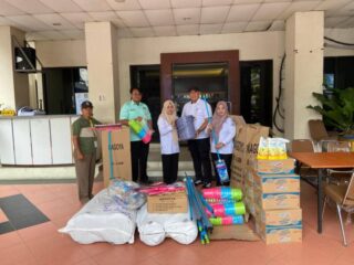 Enam Hari Pasca Banjir, Bantuan Alat Kebersihan dari Dinsos Kota Tangerang Masih Berlanjut