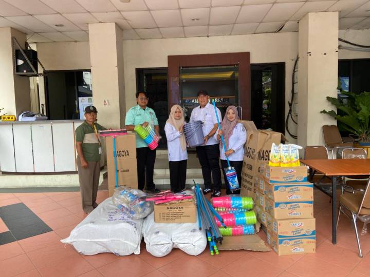 Enam Hari Pasca Banjir, Bantuan Alat Kebersihan dari Dinsos Kota Tangerang Masih Berlanjut