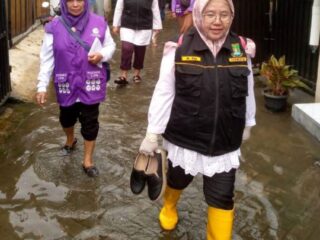 Lakukan Pemeriksaan Kesehatan Door to Door di Lokasi Banjir, Petugas Kesehatan Kota Tangerang Terobos Genangan Air