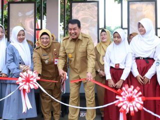 Maesyal Rasyid dan Intan Nurul Hikmah Resmikan Halte Bus Sekolah Gratis di Tigaraksa