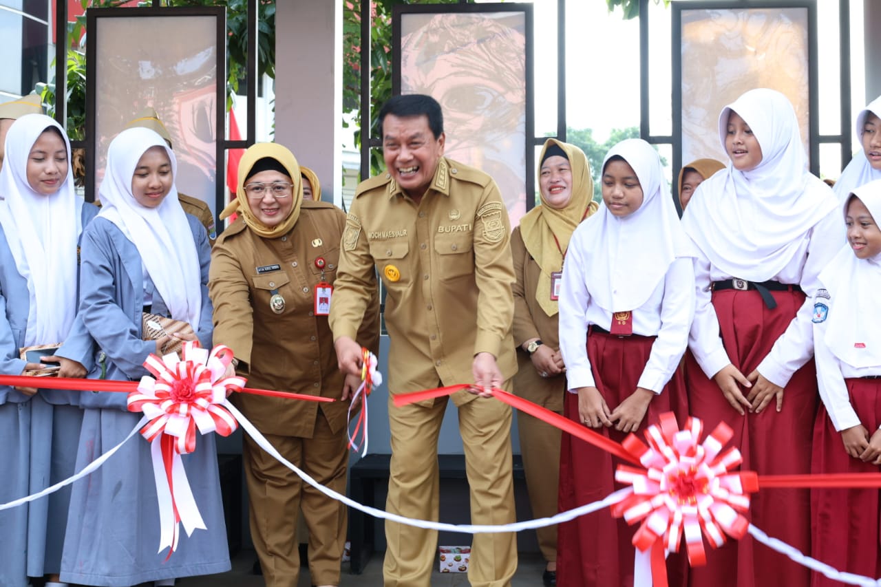 Maesyal Rasyid dan Intan Nurul Hikmah Resmikan Halte Bus Sekolah Gratis di Tigaraksa