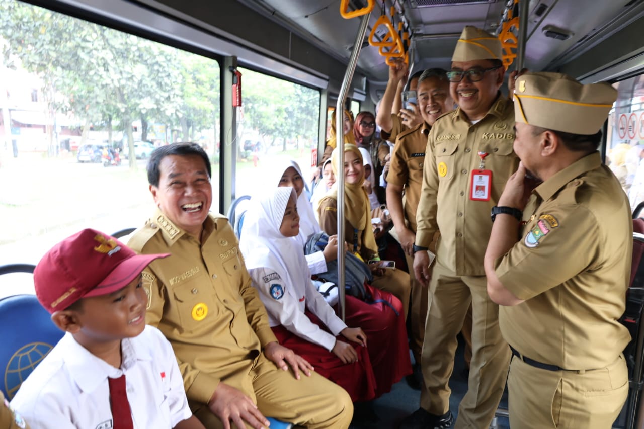 Maesyal Rasyid dan Intan Nurul Hikmah Resmikan Halte Bus Sekolah Gratis di Tigaraksa
