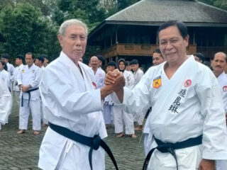 Ketua Umum PB Lemkari, H. Sahbirin Noor atau Paman Birin (Gubernur Kalsel periode 2015-2020 dan 2020-2025) didampingi Dewan Guru PB Lemkari Sihang Erwin Rofik, Sihang Herman Iwan Linelejan dibantu Sihang Faris dan Sensei Ling Ling latihan bersama di kawasan Kiram Park.