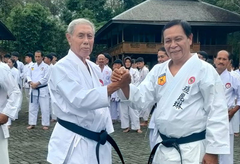 Ketua Umum PB Lemkari, H. Sahbirin Noor atau Paman Birin (Gubernur Kalsel periode 2015-2020 dan 2020-2025) didampingi Dewan Guru PB Lemkari Sihang Erwin Rofik, Sihang Herman Iwan Linelejan dibantu Sihang Faris dan Sensei Ling Ling latihan bersama di kawasan Kiram Park.