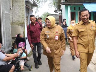 Wabup Intan Tinjau Pembangunan RTLH di Desa Pasir Bolang