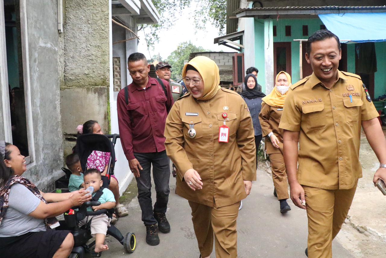 Wabup Intan Tinjau Pembangunan RTLH di Desa Pasir Bolang