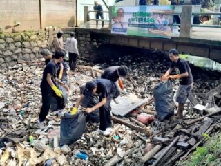 Peringati HPSN 2026, Relawan Banksasuci dan UPTD DAS Bersihkan Puluhan Ton Sampah di Kali Sabi