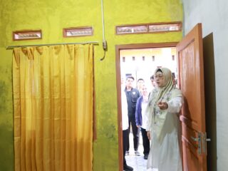 Tinjau Renovasi RTLH di Sukabakti, Intan Nurul Hikmah Dorong Hunian Layak dan Sehat bagi Warga