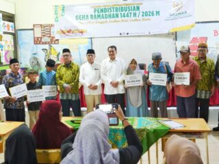 Bersama Baznas, Bupati Maesyal Rasyid Serahkan ZIS Rp126 Juta untuk Warga Pagedangan