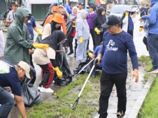 DLHK Kabupaten Tangerang Pimpin Korve Massal di Tigaraksa, Warga Tetap Antusias Meski Hujan