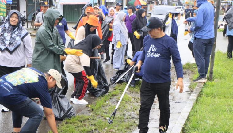 DLHK Kabupaten Tangerang Pimpin Korve Massal di Tigaraksa, Warga Tetap Antusias Meski Hujan