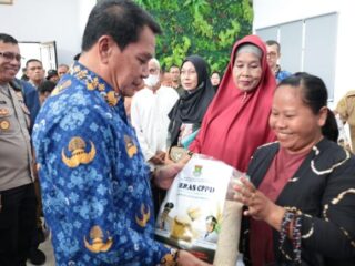 Maesyal Rasyid Distribusikan Bantuan Pangan Menjelang Idulfitri di Tigaraksa