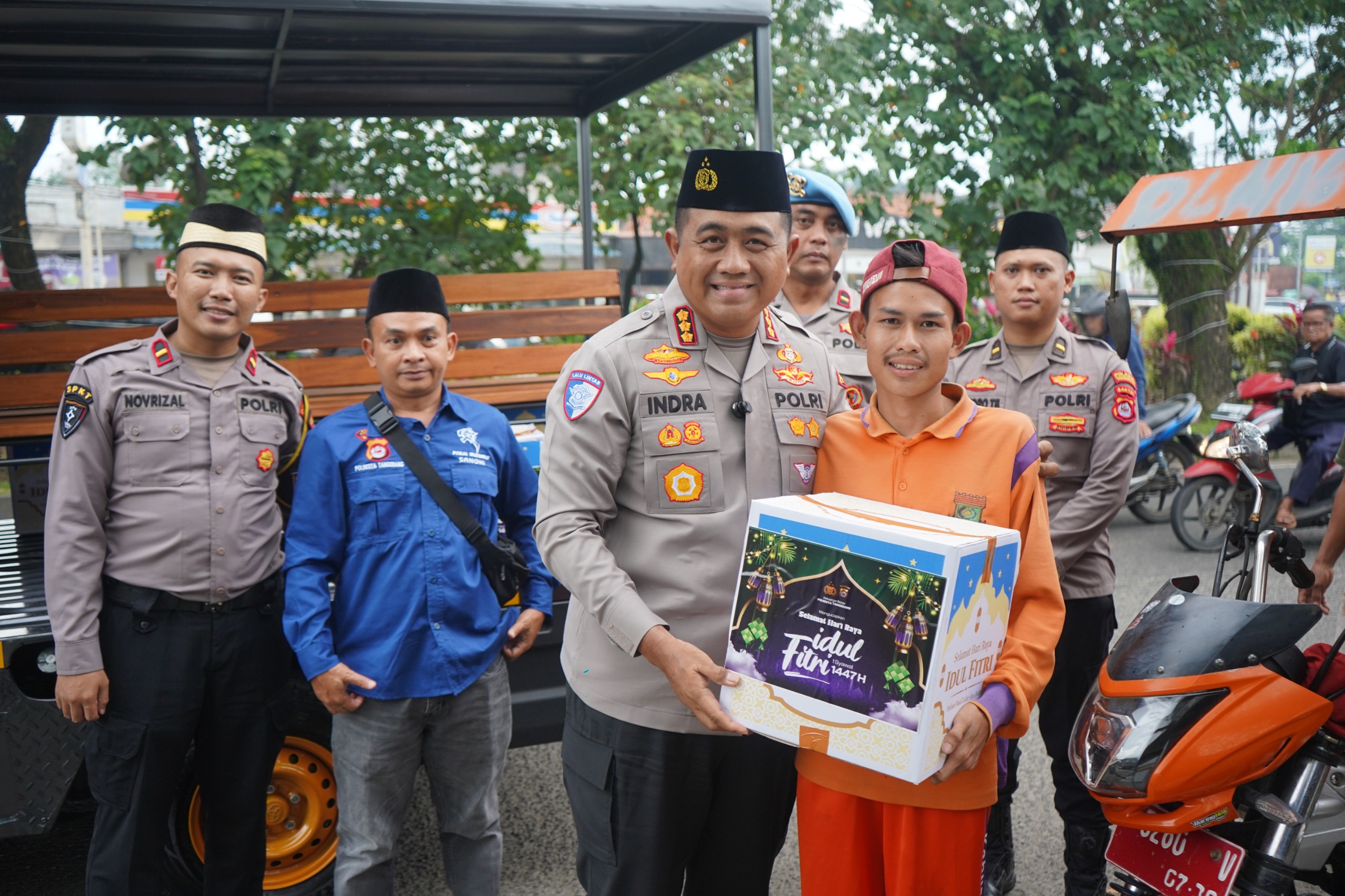 Ramadan Berbagi, Polresta Tangerang dan Wartawan Bagikan Sembako dan Takjil untuk Petugas Kebersihan dan Pengguna Jalan