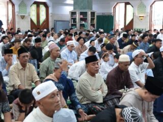 Salat Idulfitri di Masjid Agung Al-Amjad Dipadati Jamaah, Bupati Maesyal Rasyid Sampaikan Pesan Persatuan