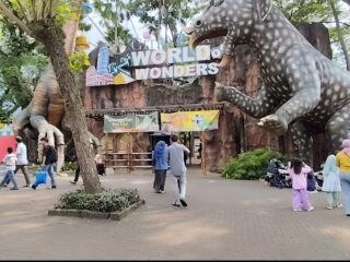 Libur Lebaran 2026, Ribuan Wisatawan Padati World of Wonders Citra Raya Tangerang