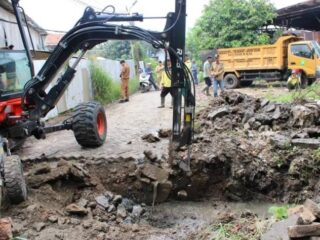 Antisipasi Cuaca Ekstrem dan Banjir, Pemkot Tangerang Percepat Normalisasi Saluran Air di Kunciran Jaya