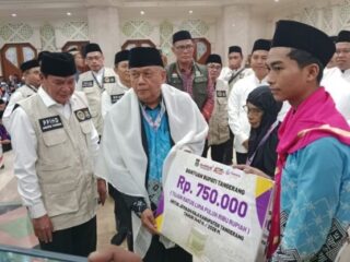 Bupati Maesyal Lepas Kloter Pertama Haji 2026, Jemaah Dapat Uang Saku Lebih Besar